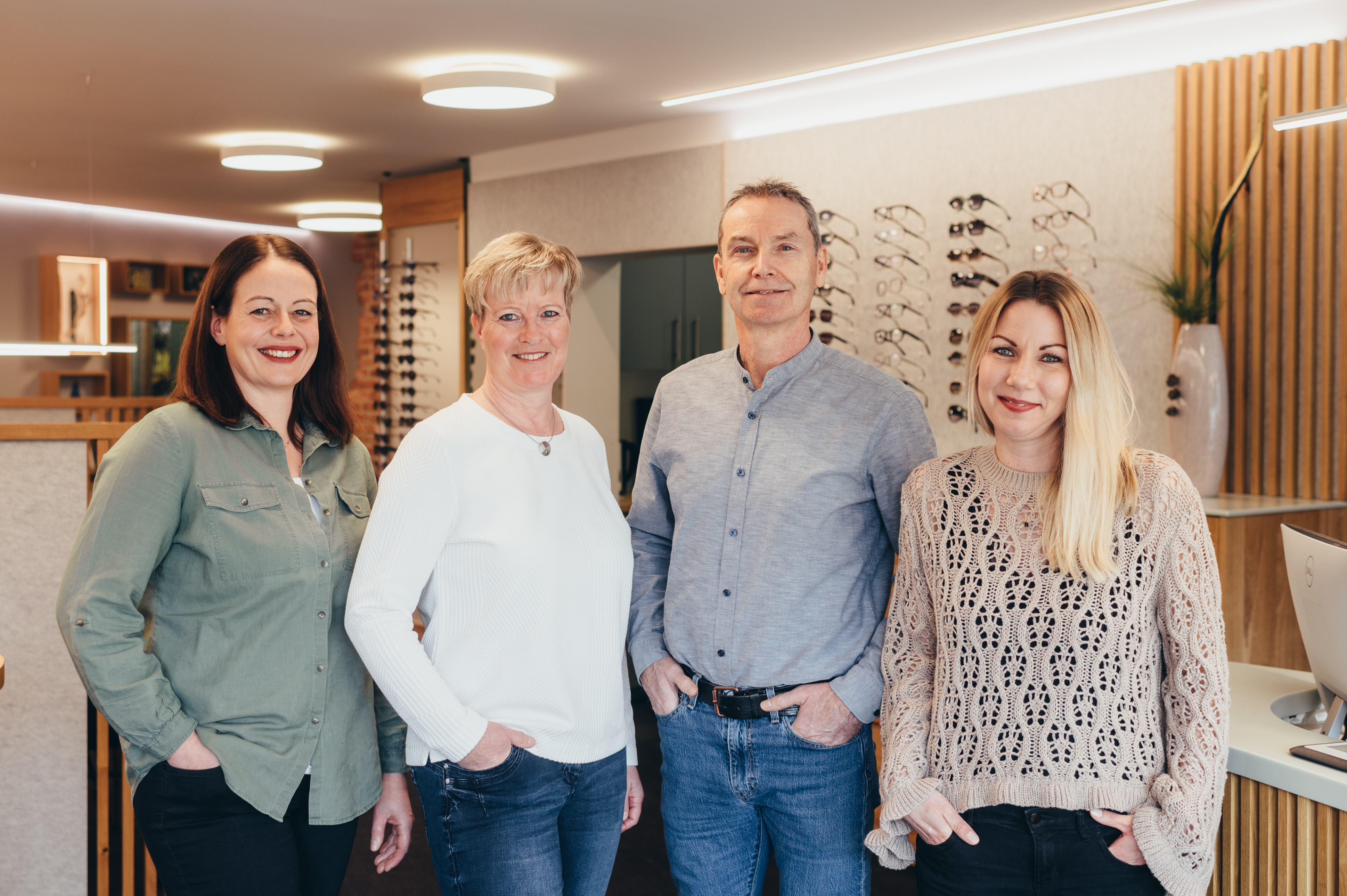 Das Linsenstudio-Team steht nebeneinander: Miriam, Claudia, Olaf, Jaqueline